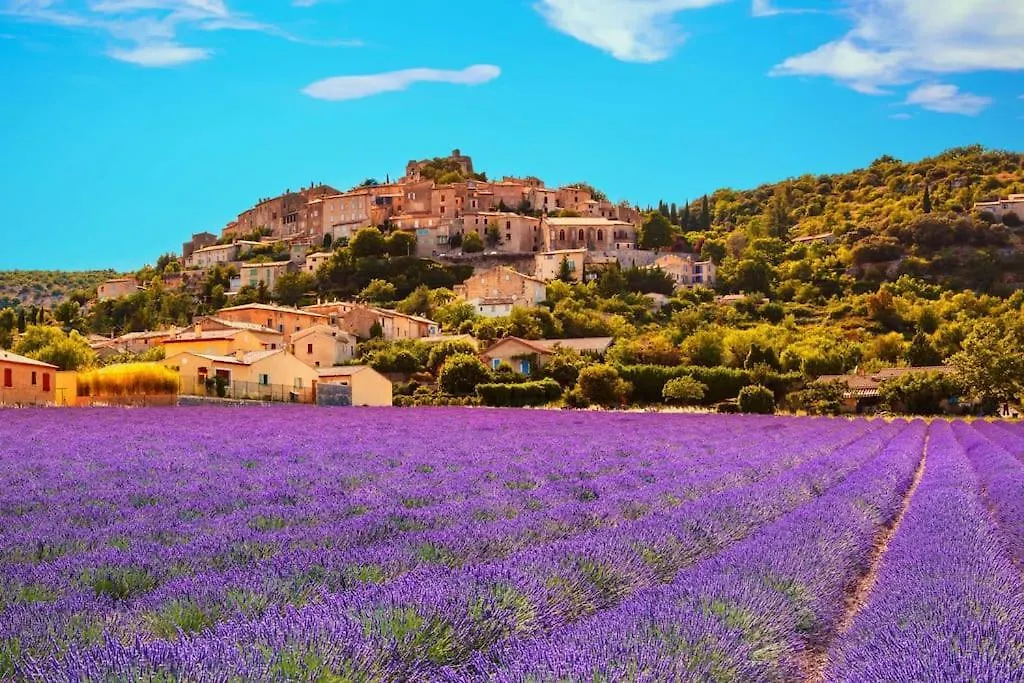 Au Centre De Villeneuve-Les-Avignon 0*,  France